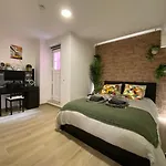 Artsy Getaway - Unbeatable Location! Great For Couples & Digital Nomads Appartement Lisboa