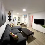 Artsy Getaway - Unbeatable Location! Great For Couples & Digital Nomads Appartement