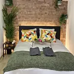 Apartamento Artsy Getaway - Unbeatable Location! Great For Couples & Digital Nomads