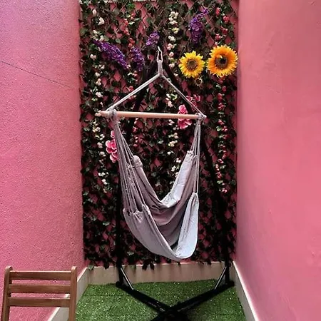 Apartamento Artistic Digital Getaway - Patio & Great Location! *