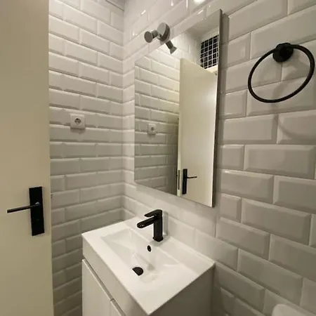 Apartamento Artistic Digital Getaway - Patio & Great Location! *