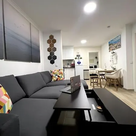 Artsy Getaway - Unbeatable Location! Great For Couples & Digital Nomads דירה