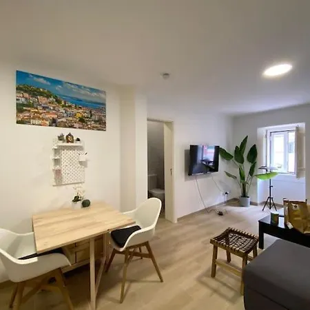 Artsy Getaway - Unbeatable Location! Great For Couples & Digital Nomads דירה