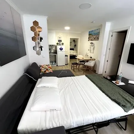 Apartment Artistic Digital Getaway - Patio & Great Location! Lisbon