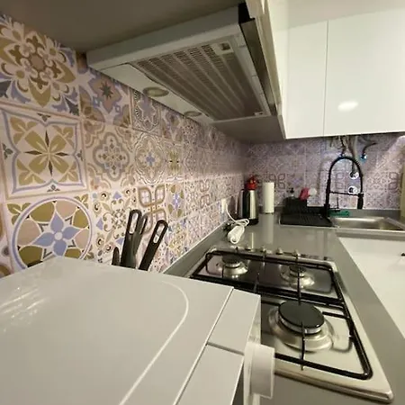 Artsy Getaway - Unbeatable Location! Great For Couples & Digital Nomads ליסבון