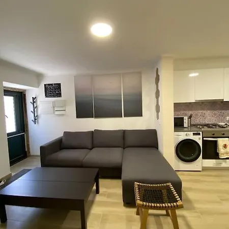 Artsy Getaway - Unbeatable Location! Great For Couples & Digital Nomads דירה ליסבון