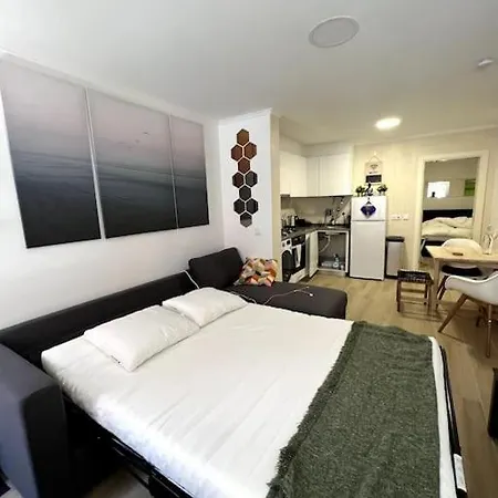Artsy Getaway - Unbeatable Location! Great For Couples & Digital Nomads דירה