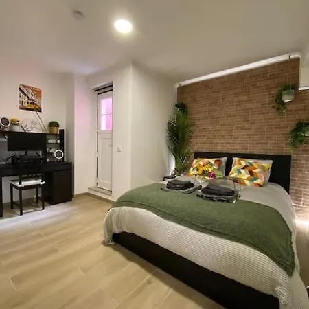 Artsy Getaway - Unbeatable Location! Great For Couples & Digital Nomads דירה ליסבון