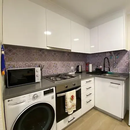Artsy Getaway - Unbeatable Location! Great For Couples & Digital Nomads ליסבון