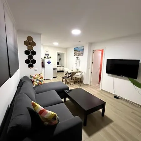 Artsy Getaway - Unbeatable Location! Great For Couples & Digital Nomads דירה