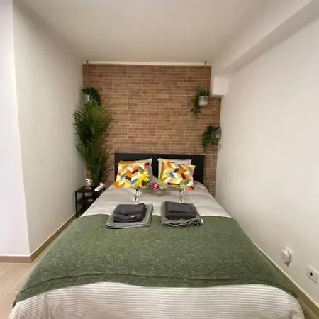 Artsy Getaway - Unbeatable Location! Great For Couples & Digital Nomads דירה *