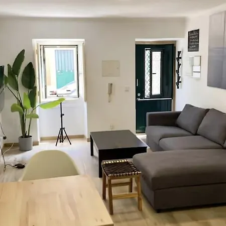 Artsy Getaway - Unbeatable Location! Great For Couples & Digital Nomads ליסבון