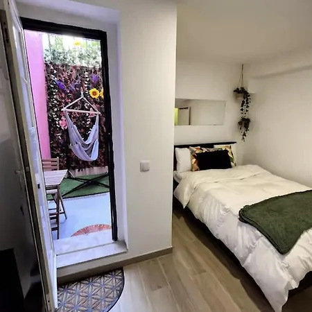 Artsy Getaway - Unbeatable Location! Great For Couples & Digital Nomads