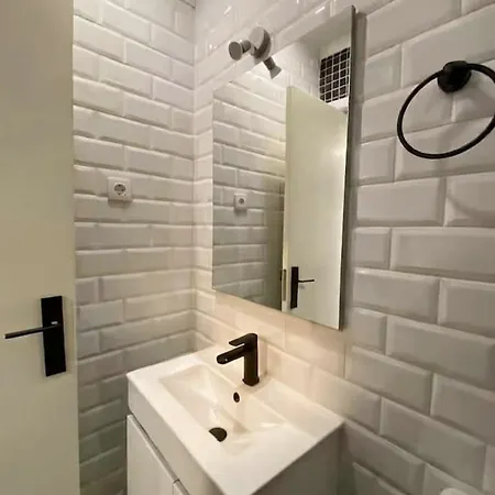 Artsy Getaway - Unbeatable Location! Great For Couples & Digital Nomads *