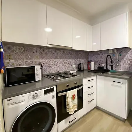 Artsy Getaway - Unbeatable Location! Great For Couples & Digital Nomads דירה ליסבון