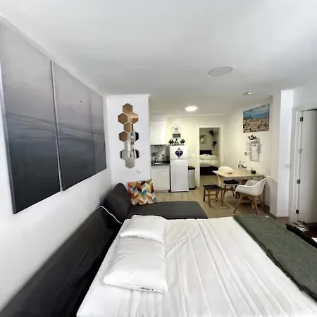 דירה Artsy Getaway - Unbeatable Location! Great For Couples & Digital Nomads ליסבון