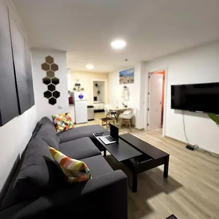 Artsy Getaway - Unbeatable Location! Great For Couples & Digital Nomads דירה *