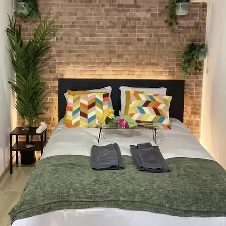 דירה Artsy Getaway - Unbeatable Location! Great For Couples & Digital Nomads