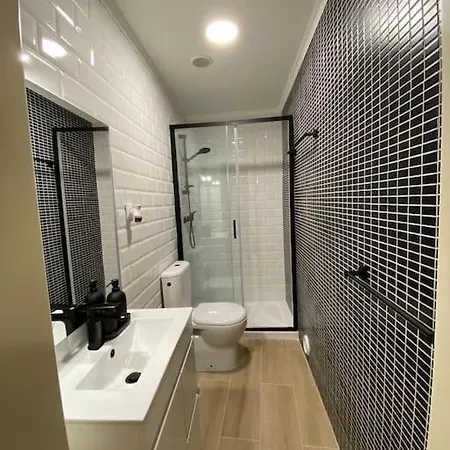 Artistic Digital Getaway - Patio & Great Location! Appartement Lissabon