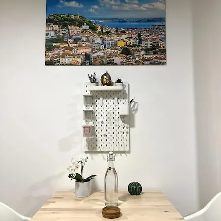 Artistic Digital Getaway - Patio & Great Location! * Lissabon