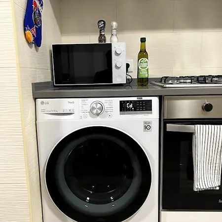 Appartement Artistic Digital Getaway - Patio & Great Location! *