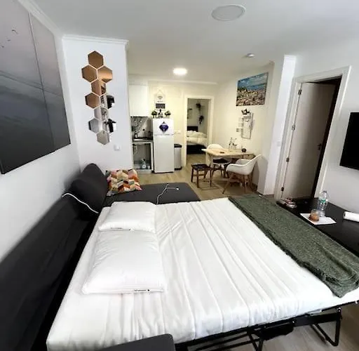 Appartamento Artsy Getaway - Unbeatable Location! Great For Couples & Digital Nomads Lisbona